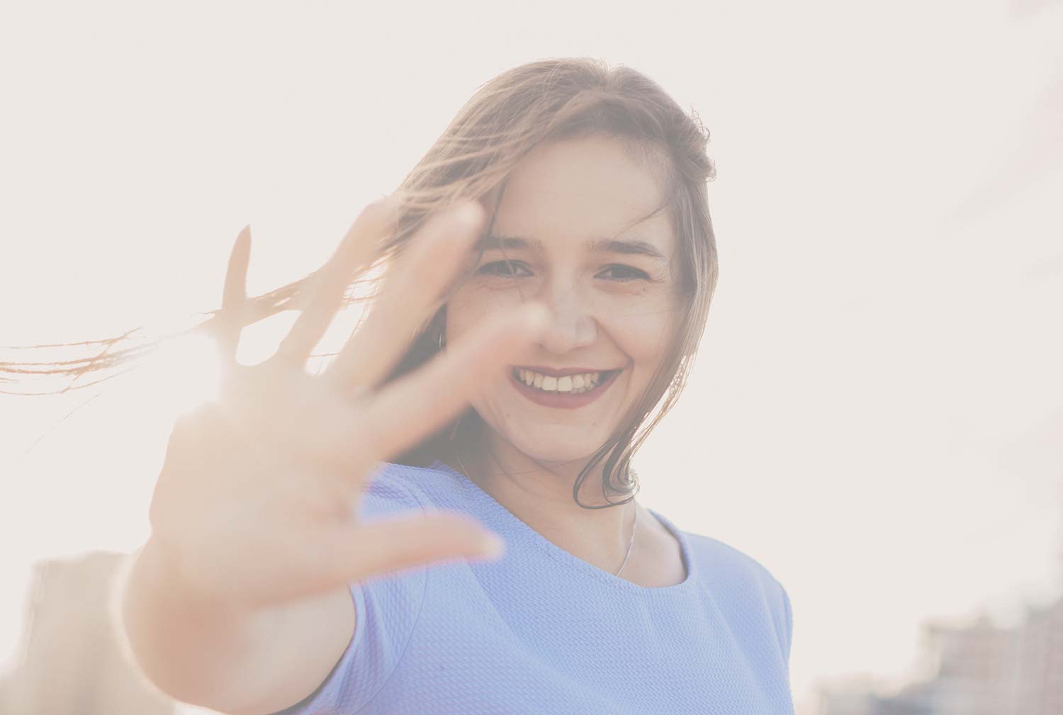Student lacht tijdens een bijbaan in de zorg via WIJ.ZORGEN