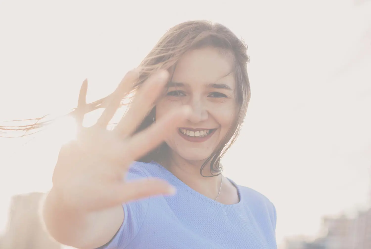 Student lacht tijdens een bijbaan in de zorg via WIJ.ZORGEN
