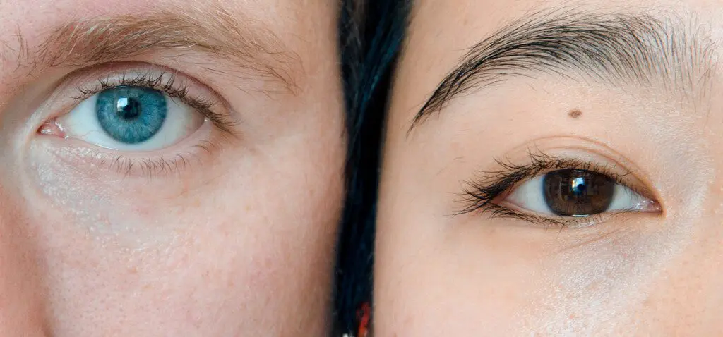 Close-up van twee mensen met verschillende oogkleuren
